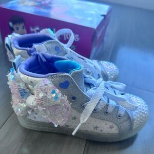 New NIB Skechers Twinkle Toes Light Up Silver and White Sneakers Sz 1.5